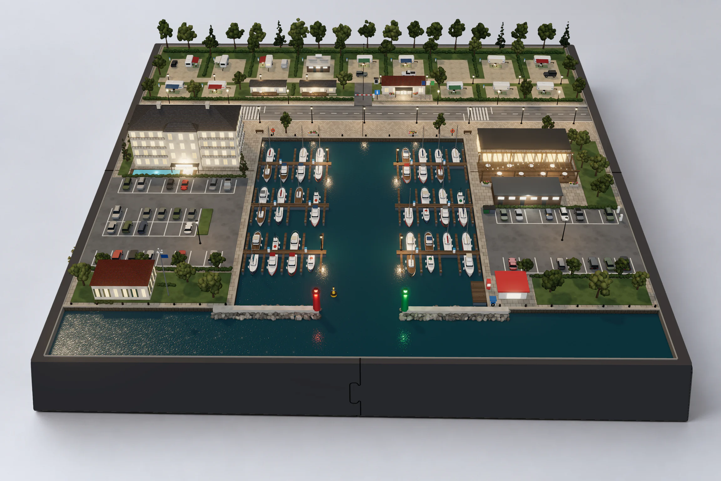 Modell einer Marina mit Campingplatz im Format 60 × 60 cm aus vier Modulen à 30 × 30 cm: in der Mitte ein Hafenbecken mit Stegen, Versorgungssäulen und festgemachten Booten, eine Wasserqualitätsboje und Hafenfeuer an der Einfahrt, daneben ein Hotel mit Pool, ein Restaurant, ein Sanitärblock, zwei Parkplätze mit Abfallbehältern und Ladestationen für Elektrofahrzeuge, eine Tankstelle mit Absauganlage und das Hafenbüro mit Wetterstation, dahinter ein Campingplatz mit Rezeption und Schranke, Verteilerschrank, zwei Mobilheimen, einem Sanitärblock mit Solarkollektoren und Stellplätzen mit Wohnwagen